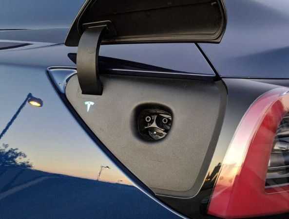 Зарядный порт Tesla USA