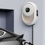 зарядная станция Z-Charge PRO на стене с авто